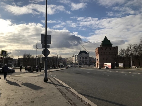 Груженый грузовик снес столб освещения в Нижегородском кремле