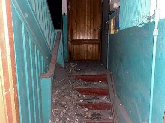 В подъезде многоквартирного дома в Вологде обрушилась часть потолка