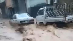 С улиц сносит машины и людей: видео разрушительных паводков в Турции