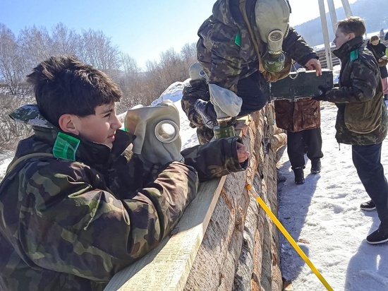 Школьники прошли курс молодого бойца на игре "Зарница" в Кемеровском районе