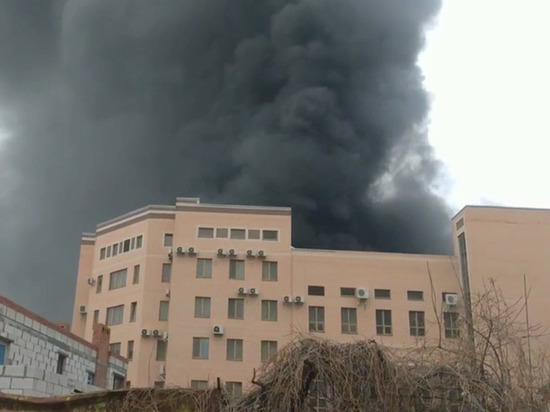 В Ростове-на-Дону загорелось здание погрануправления ФСБ по региону