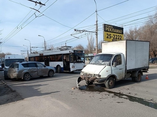 В Волгограде в тройном ДТП с маршруткой пострадала пенсионерка