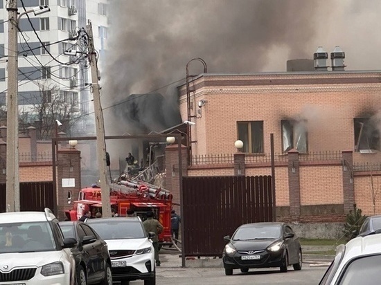 Появились кадры с места пожара здания погранслужбы ФСБ в Ростове
