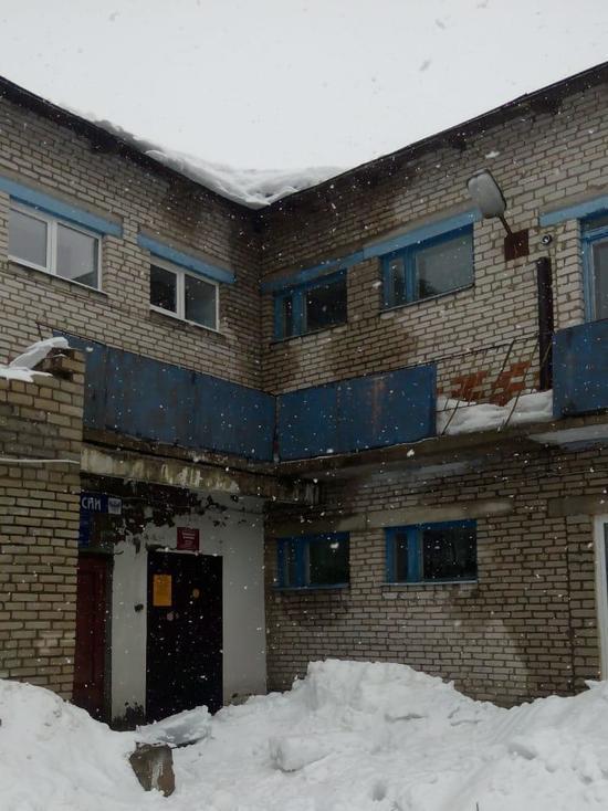 В Юрьев-Польском снег упал с крыши детсада на голову мамы с ребенком
