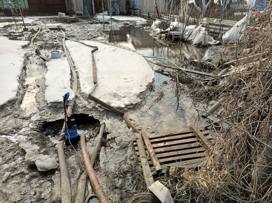 В САО Курска от дома №29 по 4-му Малиновому переулку откачали 16 кубометров воды