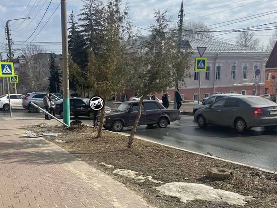 Эвакуатору - нет: в Пензе у ПГУ машина снесла знак, запрещающий парковку