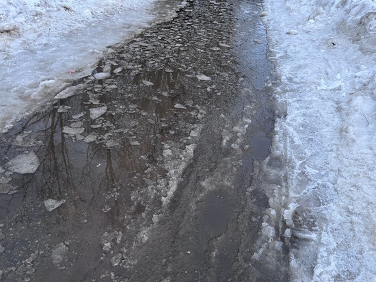 В Вологде начали усиленнее бороться с подтоплениями на тротуарах
