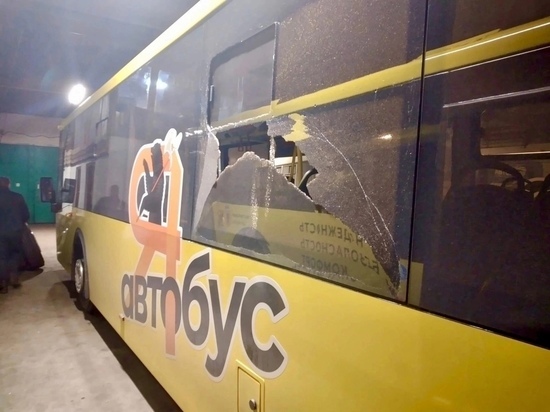 В Ярославль приехал новый автобус с разбитым стеклом