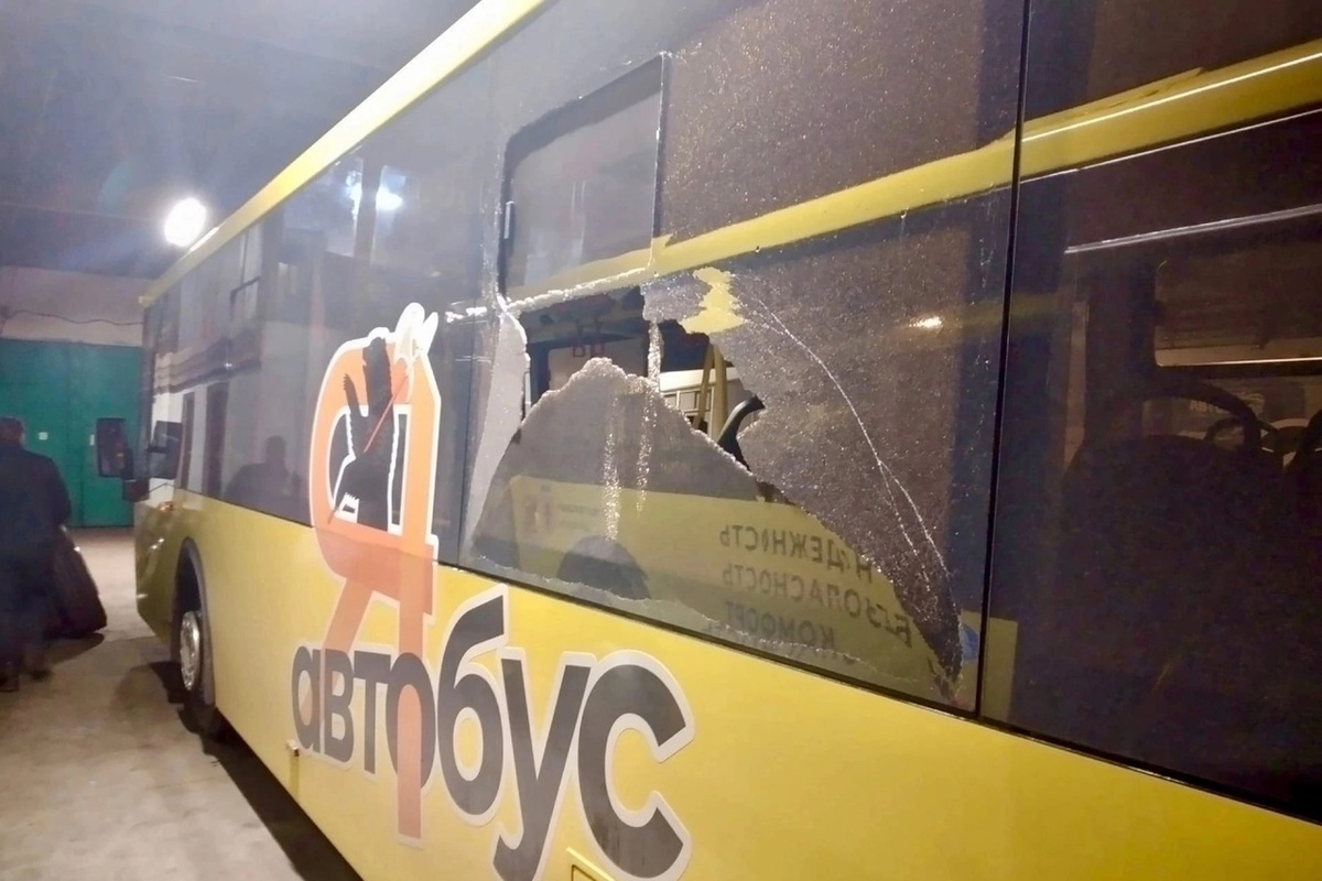 В Ярославль приехал новый автобус с разбитым стеклом