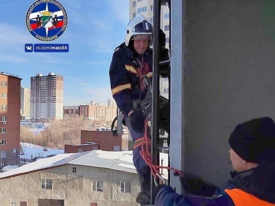 В Новосибирске 85-летняя пенсионерка застряла на балконе без верхней одежды