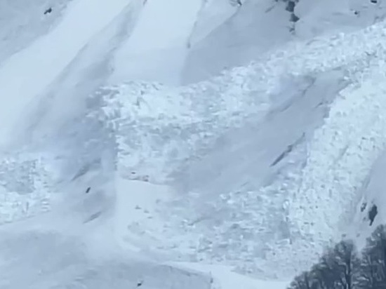 Огромная лавина сошла на горнолыжном курорте Сочи