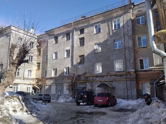 На улице Карла Маркса, 43 в городе Кирове временно отремонтируют крышу дома