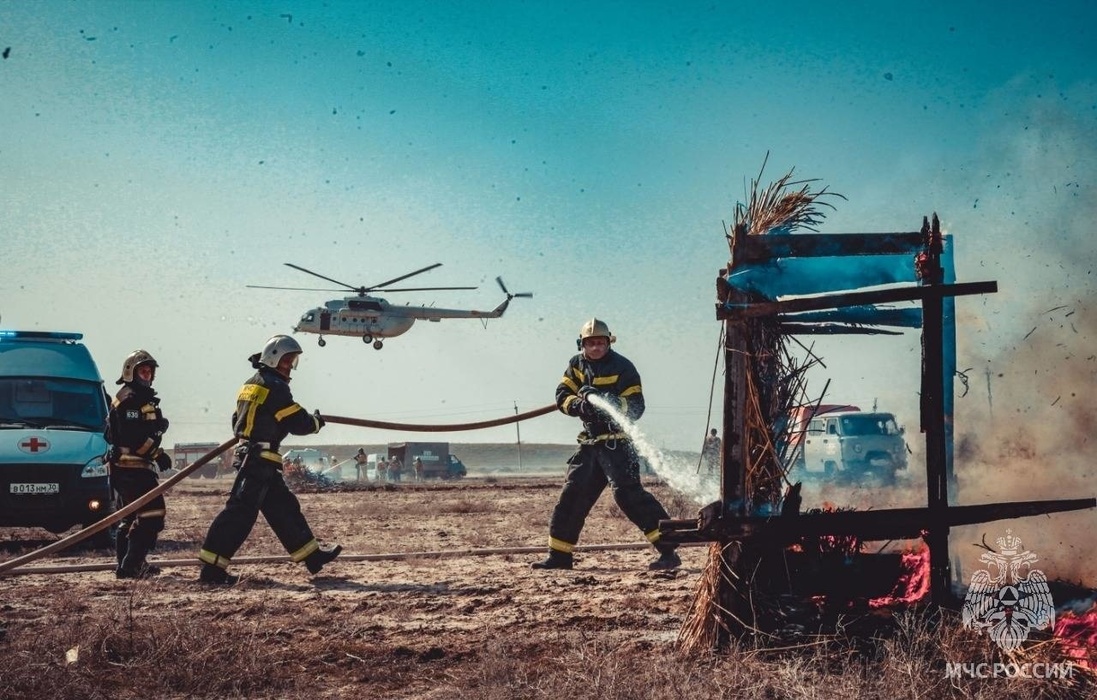 «Пожарные машины, спасатели и вертолет»: эпичные кадры с учений в Астраханской области