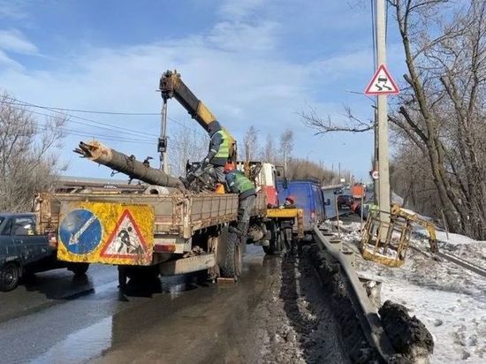 В Кирове демонтируют аварийные опоры по улице Луганской