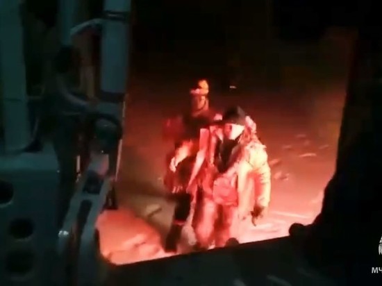Вертолет МЧС в непогоду снял троих рыбаков с оторванной льдины на Сахалине