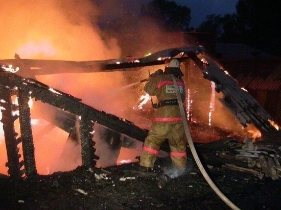 Крышу и веранду жилого дома потушили пожарные в Уссурийске