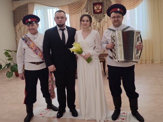 Баян и обнаженные шашки: в тазовском загсе прошла свадьба с казачьим колоритом