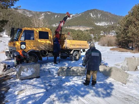 Единственную ледовую переправу в Улан-Удэ заблокировали для автомобилистов