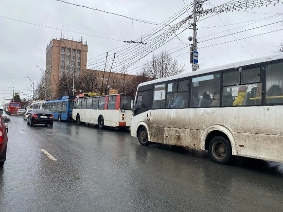 На Первомайском проспекте в Рязани устранили порыв контактной троллейбусной сети