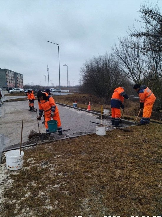 277 рабочих и 50 единиц техники убирают сор в Белгороде после зимы