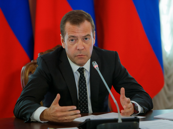 Медведев осмотрел столовую военного комиссариата Ленобласти и обсудил вопросы набора контрактников