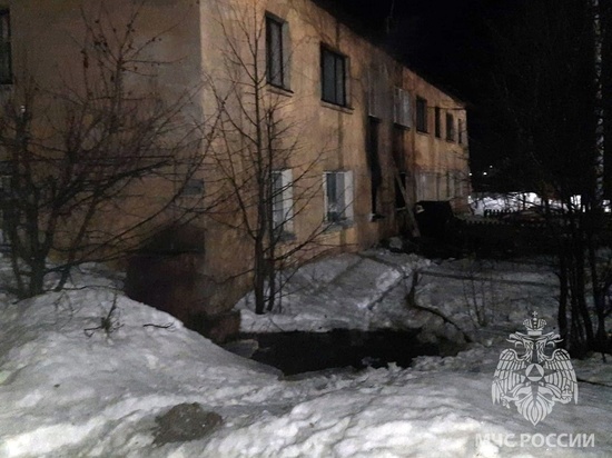 15 человек, в том числе трое детей, эвакуировались из горящей двухэтажки в Харовске