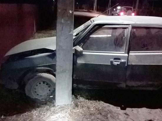 В Первомайском районе машина врезалась в опору: два человека пострадали