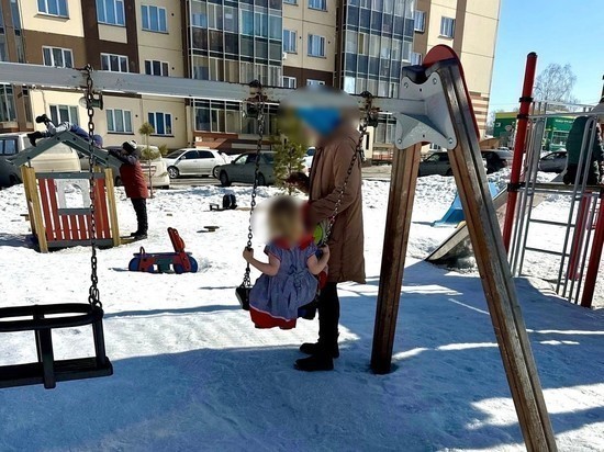 В Новосибирске женщину с полураздетым ребенком проверят на вменяемость