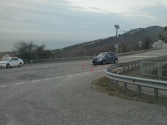 На трассе в Анапе водитель иномарки не справился с управлением и получил травмы