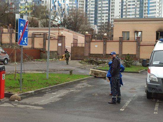 Спецтехника разбирает завалы на месте пожара в здании погрануправления ФСБ в Ростове