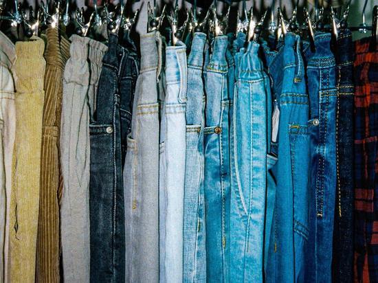Россиян призвали не покупать новые джинсы каждый сезон