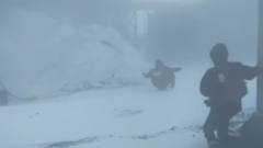 В Норильске штормовой ветер срывает крыши и сбивает с ног прохожих: видео