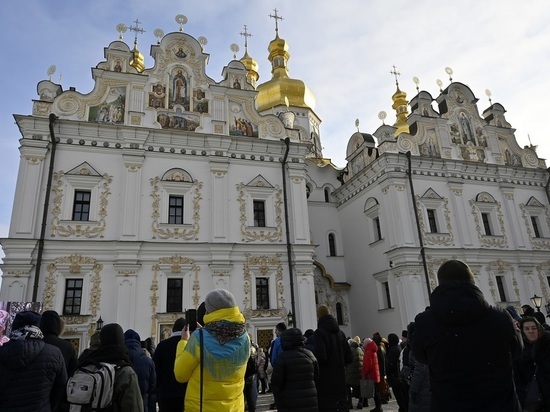 Священники прокомментировали изменение цвета крестов в Киево-Печерской лавре