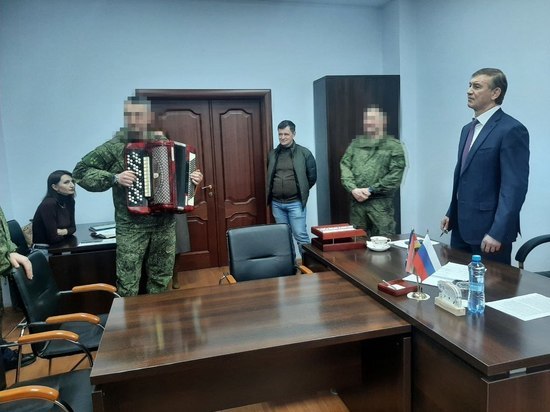 Сенатор от Курской области Брыксин подарил военному оркестру баян