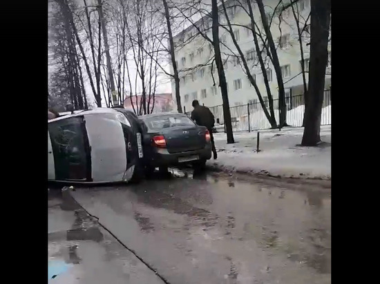 На улице Гоголя в Рязани Lada опрокинулась после ДТП