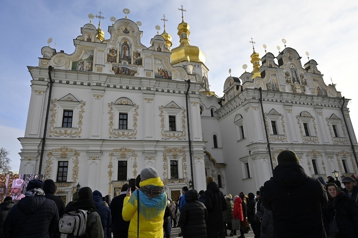 The priests commented on the change in the color of the crosses in the Kiev-Pechersk Lavra
