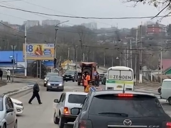 В Курске 17 марта приступили к ремонту ям на улице Запольной