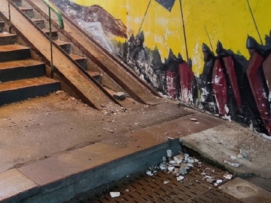 В подземном переходе на улице Каминского в Туле осыпается потолок