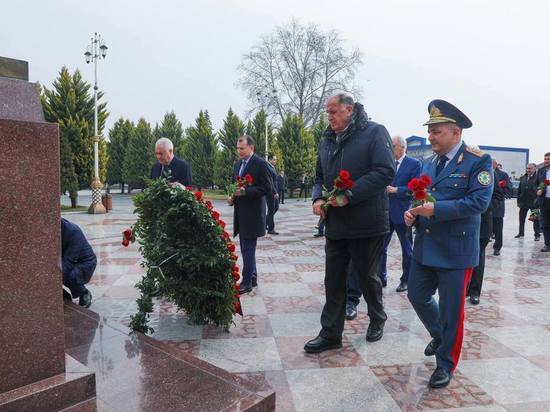 Премьер Дагестана и вице-премьер РФ посетили парк Гейдара Алиева