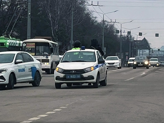 В Курской области второй день продолжается досмотр автомобилей из-за сигнала о подозрительных лицах