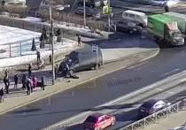 Пресс-служба ГУМВД по Петербургу и Ленобласти сообщила, что в 16:33 микроавтобус "Форд транзит" въехал в Красносельском районе на остановку, на которой в том числе находились дети