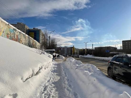 Утопают в снегу: мурманские коммунальщики не чистят дворы после снегопадов