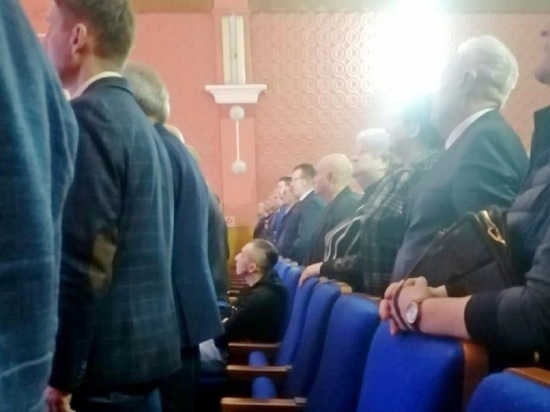Не вставший во время гимна калужский депутат оштрафован на 5 тысяч рублей