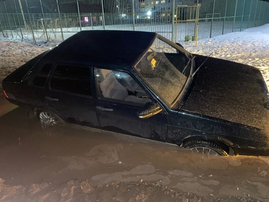 В Тверской области автомобиль утонул в яме