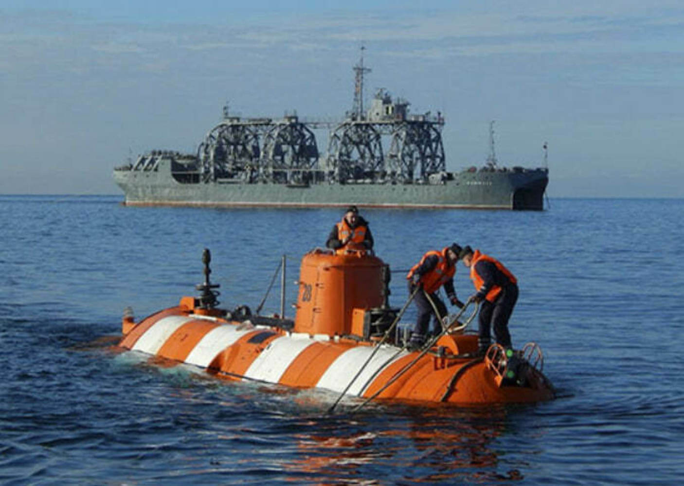 Подводный спасательный. Глубоководный аппарат АС-28. Спасатель подводных лодок коммуна. Спасательное судно Черноморского флота. АС-28 подводный аппарат.