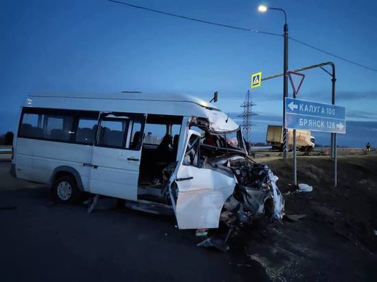 В ДТП с автобусом и фурой в Калужской области пострадали 6 человек