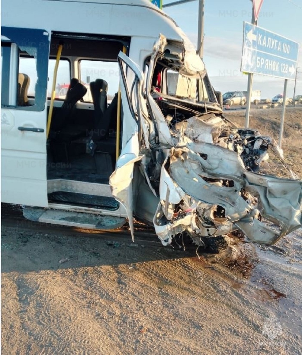 Жуткие кадры с места столкновения автобуса и фуры в Калужской области  