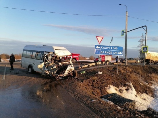 ГИБДД озвучила причину ДТП автобуса с рабочими и фурой в Калужской области