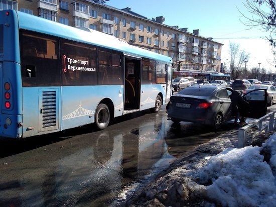 В Твери автобус врезался в неправильно припаркованный автомобиль