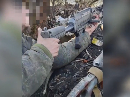 В зоне СВО мобилизованный из Кирова показал на видео добытый трофейный пулемёт НАТО